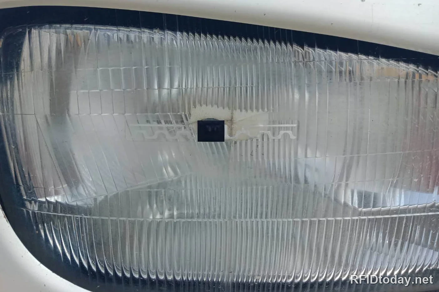 Tag RFID ขนาดเล็กฝังอยู่ภายในโคมไฟหน้าของรถบรรทุก สำหรับรถประจำที่วิ่งเข้าออกโรงงานทุกวัน