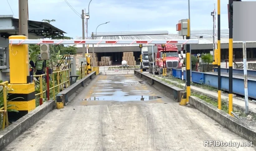 แท่นชั่งรถบรรทุกที่ติดตั้งระบบ ATO มีไม้กั้นทั้งสองด้าน เสาสัญญาณไฟจราจร ลำโพง และตู้ควบคุมข้างช่องทางวิ่ง