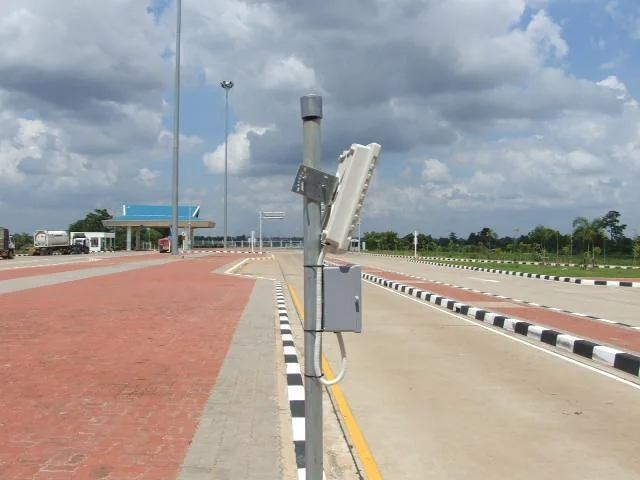 เสาอากาศ UHF RFID ติดตั้งบนเสาข้างช่องทางวิ่งเข้าออกโรงงาน พร้อมตู้ควบคุม
