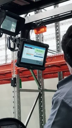 Tablet ติดตั้งในห้องคนขับรถยก แสดงหน้าจอระบบสำหรับงานคลัง