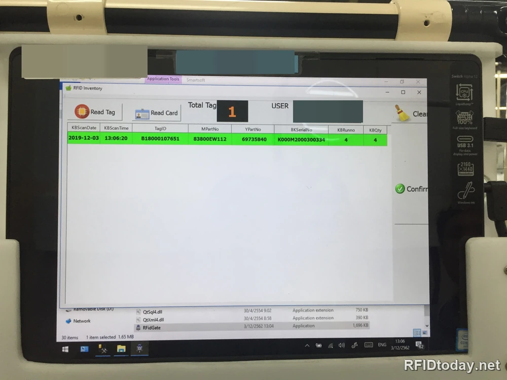 จอที่ประตูแสดงโปรแกรม RFID Inventory หลังอ่าน Tag สำเร็จ แถวข้อมูลขึ้นแถบสีเขียว พร้อมวันเวลาที่อ่าน หมายเลข Tag รหัสอะไหล่ และจำนวน